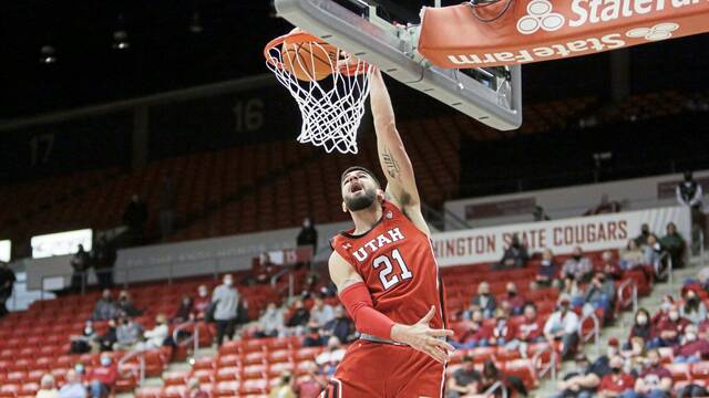 Dusan Mahorcic dunks while playing for Utah against Washington State in 2022.