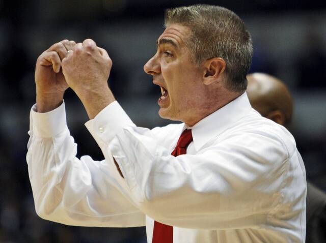 Duquesne head coach Ron Everhart reacts during the first half of an NCAA college basketball game against Xavier on Jan. 11, 2012, in Cincinnati.