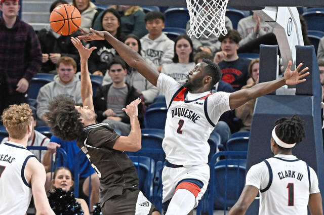 Duquesne’s David Dixon defends on St. Bonaventure’s Daryl Banks III in their Jan. 23 game at UPMC Cooper Fieldhouse.