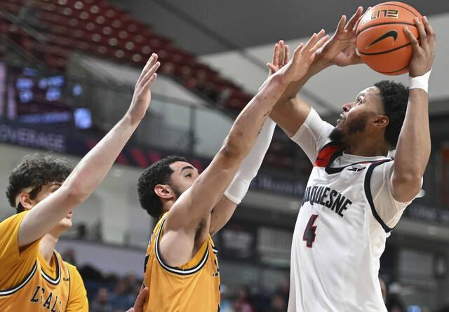 La Salle’s Daeshon Shepherd guards Duquesne’s Tre Williams on Wednesday.