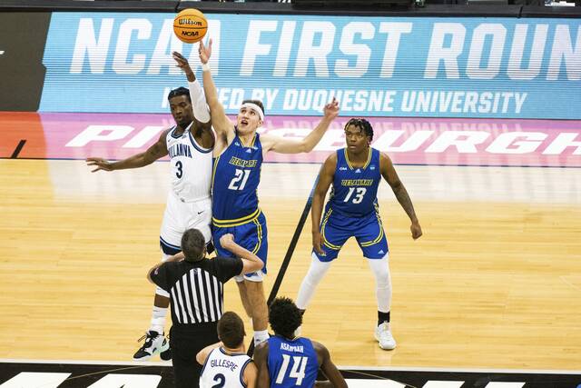 Villanova’s Brandon Slater tips off against Delaware’s Andrew Carr (21) during NCAA Tournament in 2022 at PPG Paints Arena.