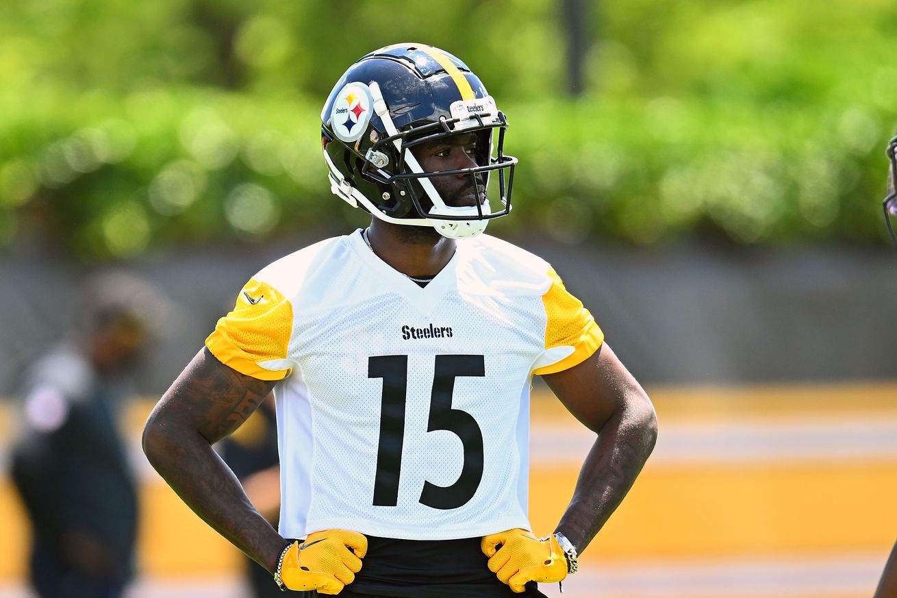 Denzel Mims #15 of the Pittsburgh Steelers works out during the Pittsburgh Steelers OTA offseason workout at UPMC Rooney Sports Complex on June 6 2024 in Pittsburgh, Pennsylvania.