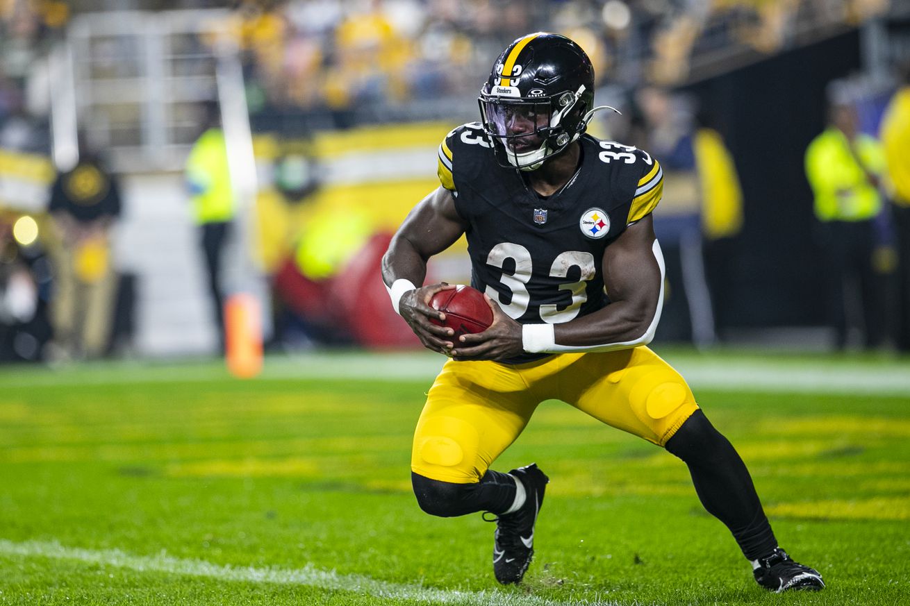 Pittsburgh Steelers running back Aaron Shampklin (33) returns a kickoff during the regular season NFL football game between the Dallas Cowboys and Pittsburgh Steelers on October 06, 2024 at Acrisure Stadium in Pittsburgh, PA.