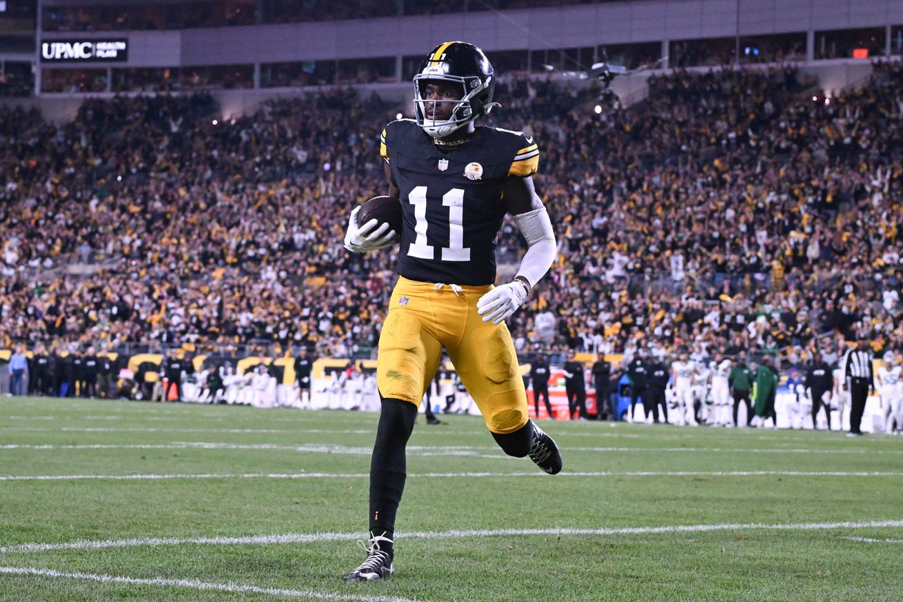 Pittsburgh Steelers wide receiver Van Jefferson (11) scores a touchdown against the New York Jets during the third quarter at Acrisure Stadium. 