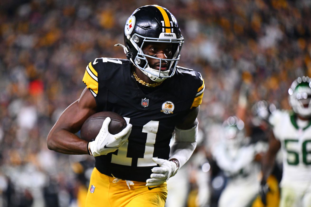 Van Jefferson #11 of the Pittsburgh Steelers scores a touchdown during the fourth quarter against the New York Jets at Acrisure Stadium on October 20, 2024 in Pittsburgh, Pennsylvania.