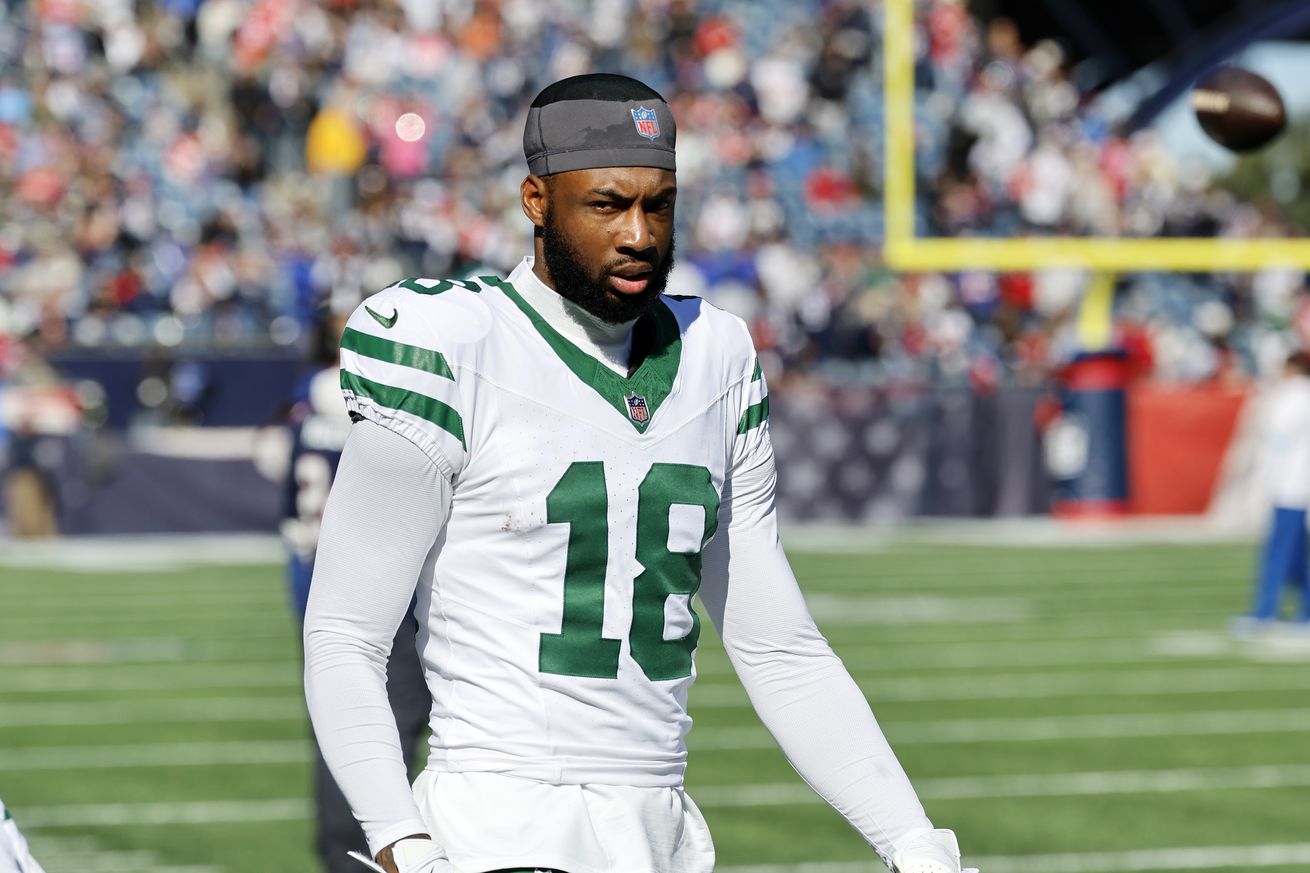 New York Jets wide receiver Mike Williams (18) before a game between the New England Patriots and the New York Jets on October 27, 2024, at Gillette Stadium in Foxborough, Massachusetts.