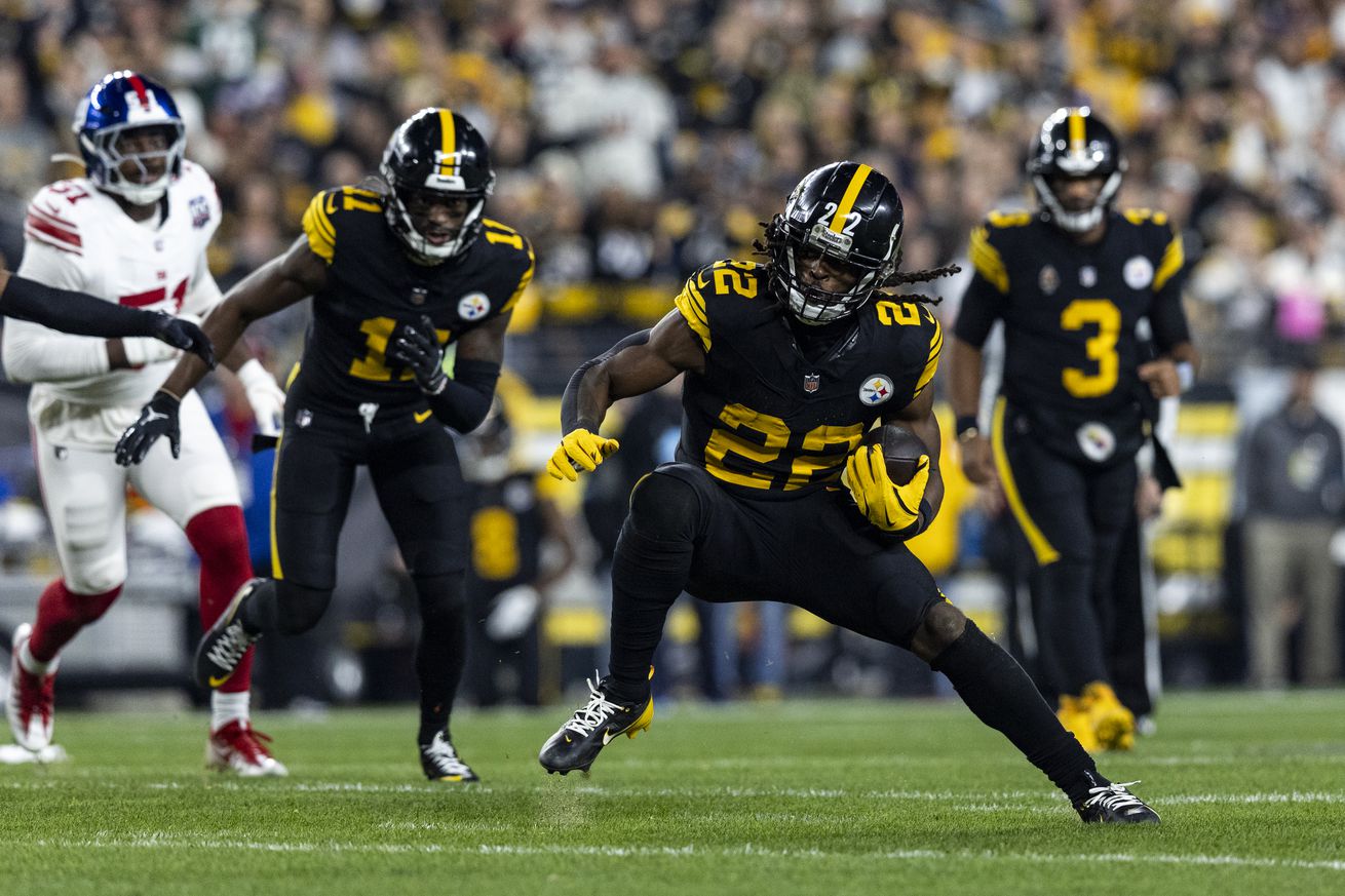 Najee Harris #22 of the Pittsburgh Steelers runs the ball in the first quarter of the game against the New York Giants at Acrisure Stadium on October 28, 2024 in Pittsburgh, Pennsylvania. The Steelers beat the Giants 26-18.