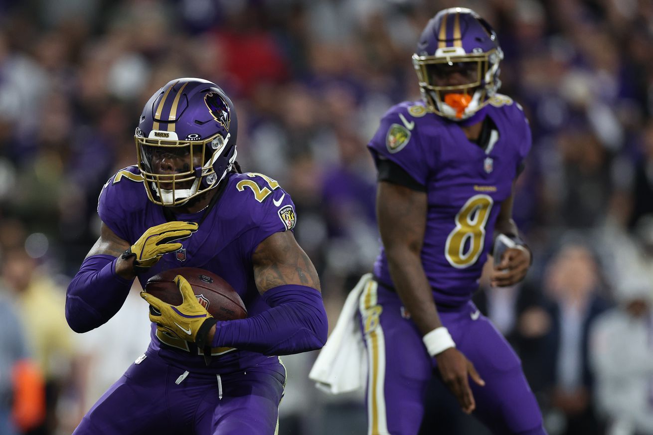 Derrick Henry #22 of the Baltimore Ravens rushes in front of teammate Lamar Jackson #8 against the Cincinnati Bengals at M&T Bank Stadium on November 07, 2024 in Baltimore, Maryland.