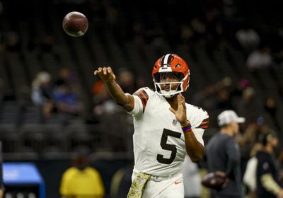 Jameis Winston #5 of the Cleveland Browns warms up before a game against the New Orleans Saints at the Caesars Superdome on November 17, 2024 in New Orleans, Louisiana.