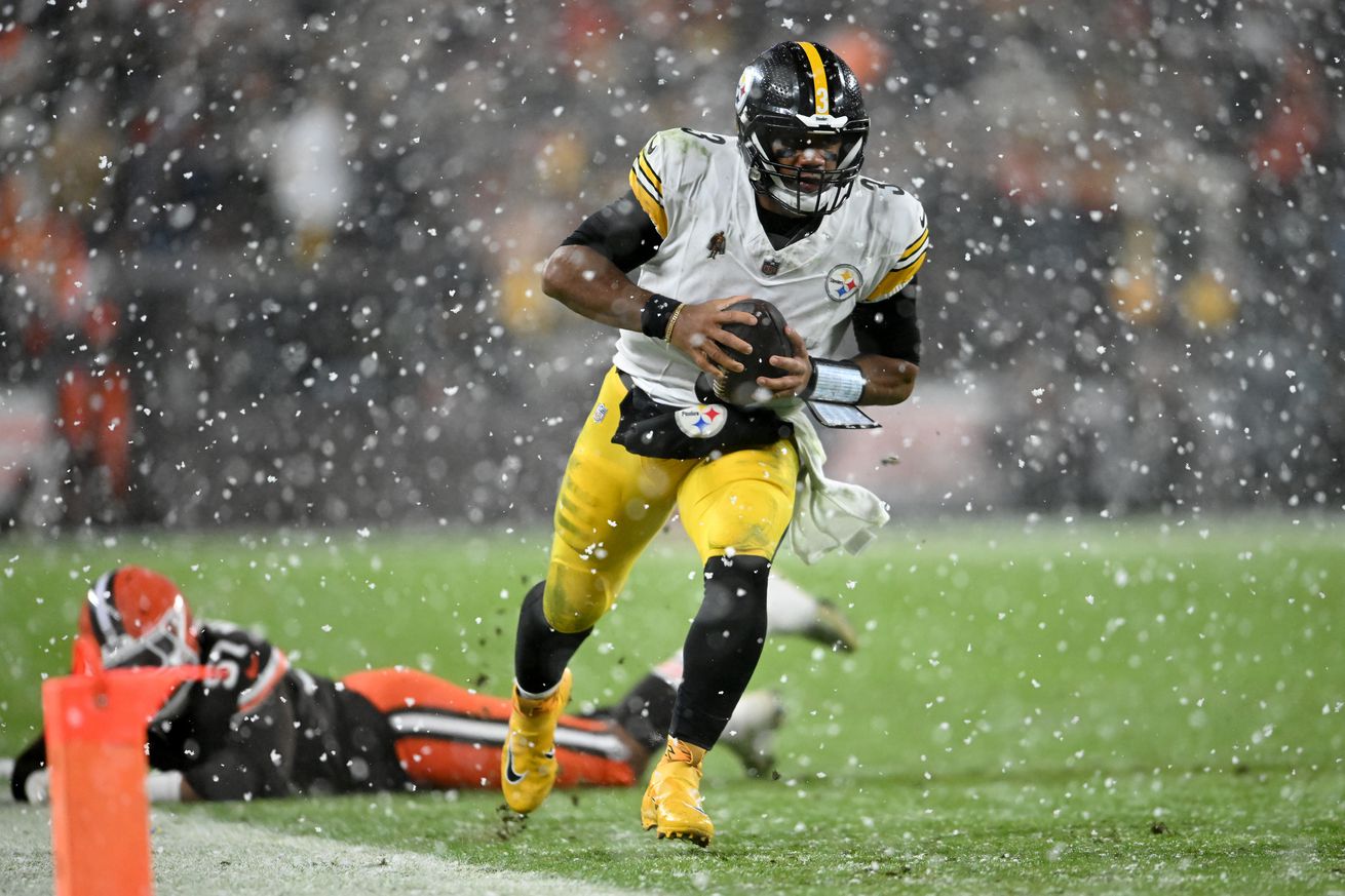 Russell Wilson #3 of the Pittsburgh Steelers runs the ball against the Cleveland Browns during the third quarter in the game at Huntington Bank Field on November 21, 2024 in Cleveland, Ohio.