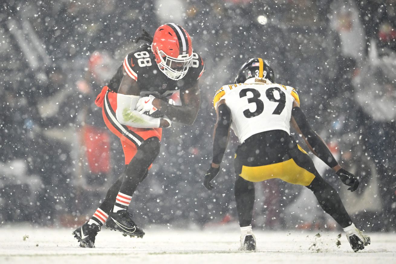  Jordan Akins #88 of the Cleveland Browns runs with the ball against Minkah Fitzpatrick #39 of the Pittsburgh Steelers during the fourth quarter in the game at Huntington Bank Field on November 21, 2024 in Cleveland, Ohio.