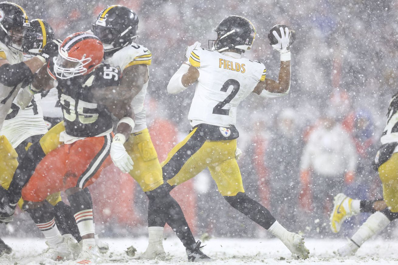 Pittsburgh Steelers v Cleveland Browns