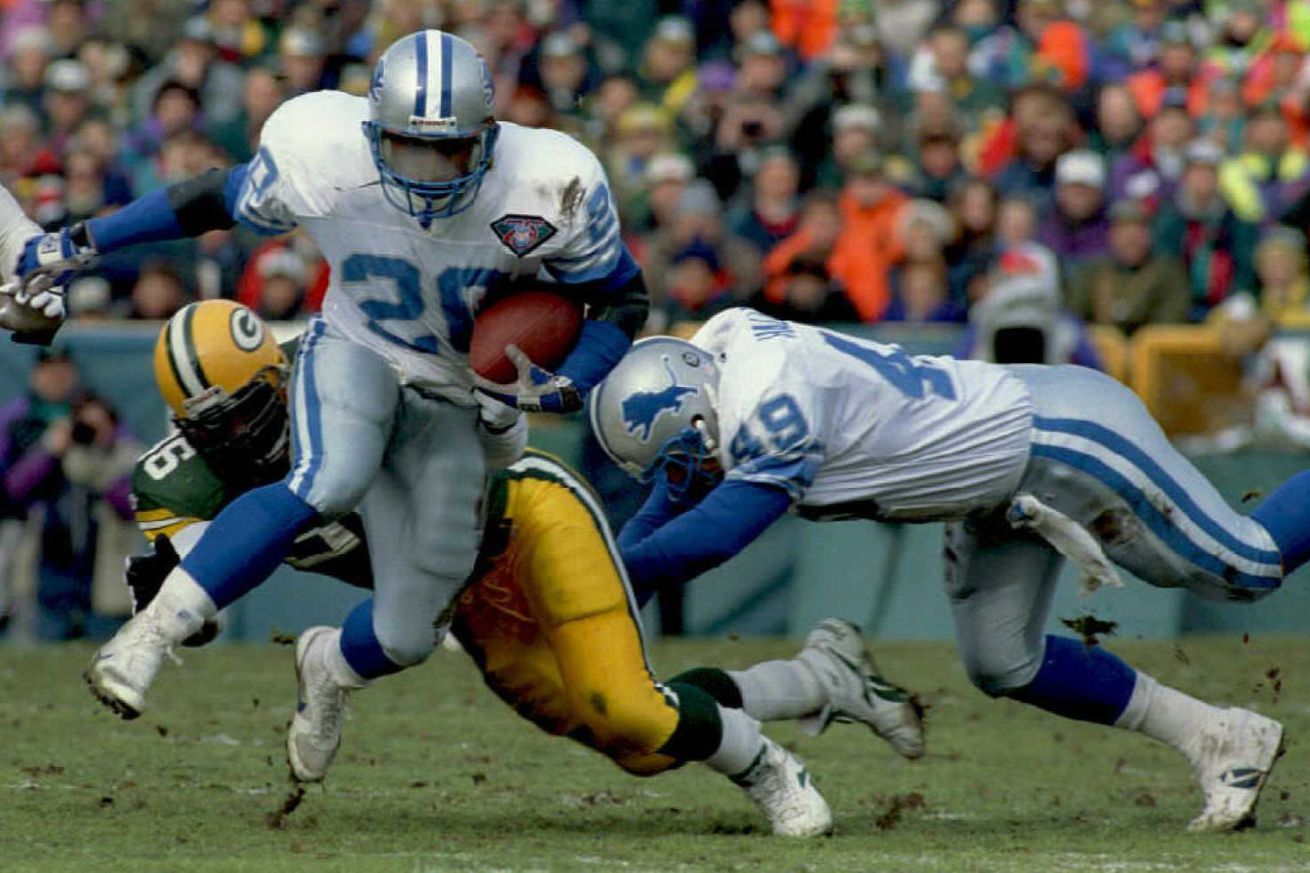 Detroit Lions superstar Barry Sanders (20) eludes