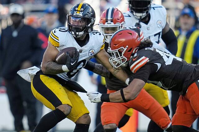 From Nov. 19, 2023: Steelers running back Jaylen Warren spins away from Cleveland Browns linebacker Sione Takitaki in Cleveland.