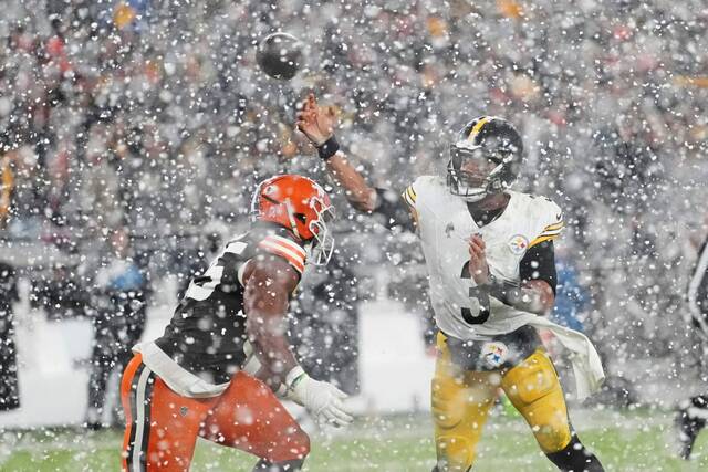 Pittsburgh Steelers quarterback Russell Wilson (3) passes in the second half of an NFL football game against the Cleveland Browns, Thursday, Nov. 21, 2024, in Cleveland.