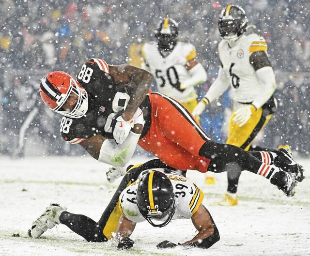 The Browns’ Jordan Akins catches a pass over the Steelers’ Minkah Fitzpatrick in the third quarter Thursday at Huntington Bank Field.