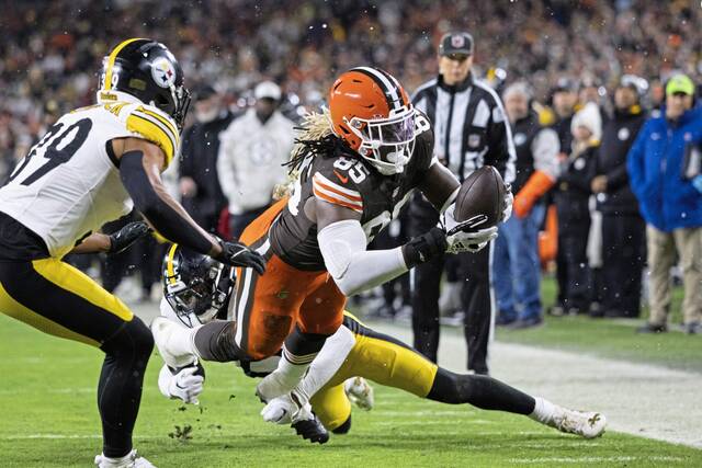 Browns tight end David Njoku dives toward the goal line Thursday against the Steelers in Cleveland.