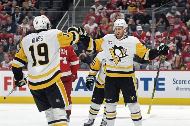 Penguins forward Kevin Hayes (right) is congratulated by Cody Glass (19) after scoring against the Red Wings on Oct. 10.