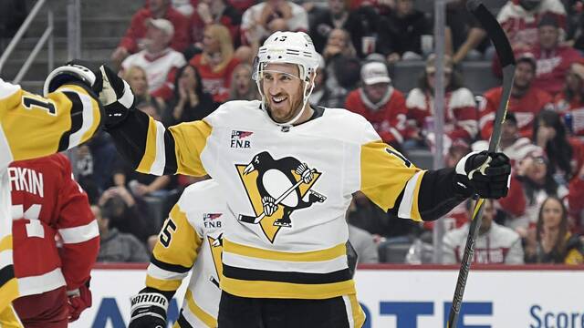 Penguins forward Kevin Hayes competes against the Red Wings earlier this season.