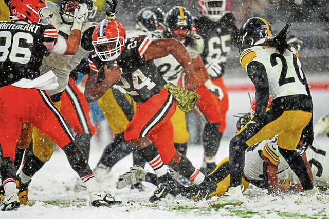 Cleveland Browns running back Nick Chubb carries for a touchdown in the second half of a game against the Pittsburgh Steelers, Thursday, Nov. 21, 2024, in Cleveland.