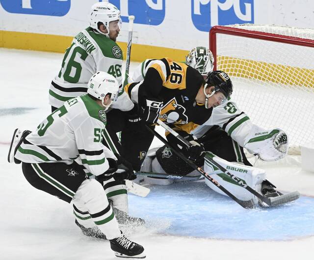 Stars goaltender Jake Oettinger makes a skate save on the Penguins’ Blake Lizotte in the third period Nov. 11, 2024 at PPG Paints Arena.