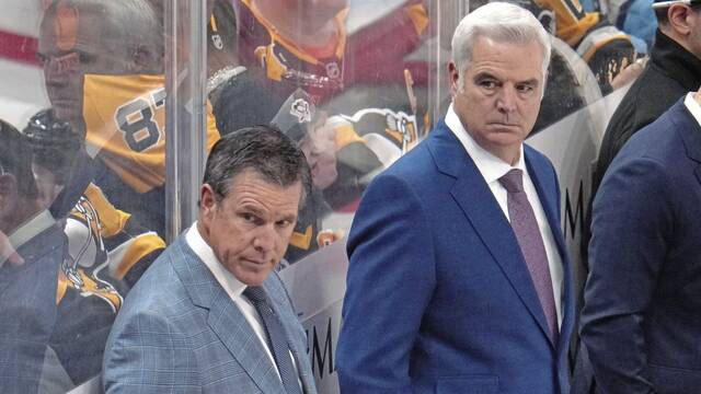 Penguins head coach Mike Sullivan (left) with assistant coach Mike Vellucci.