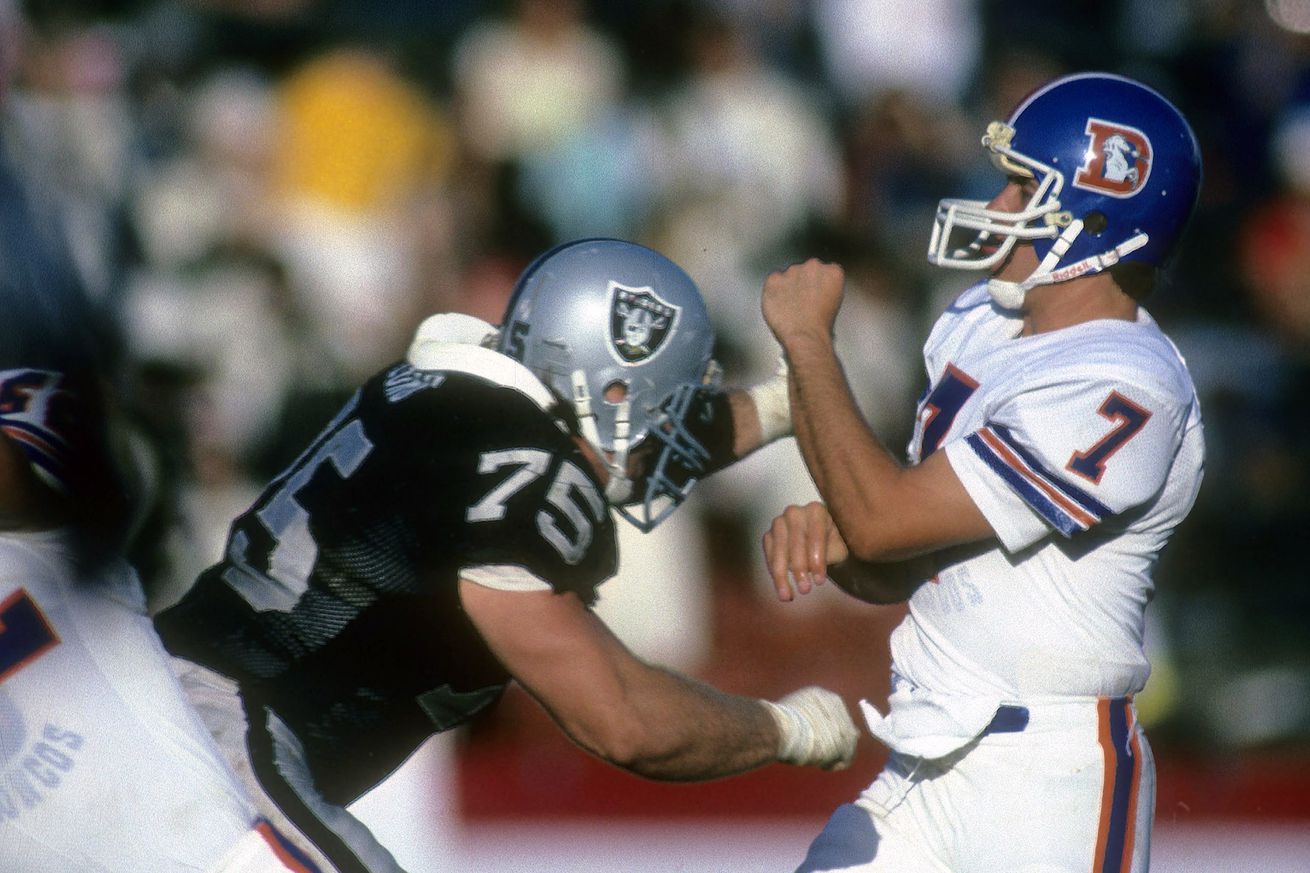 Denver Broncos v Los Angeles Raiders