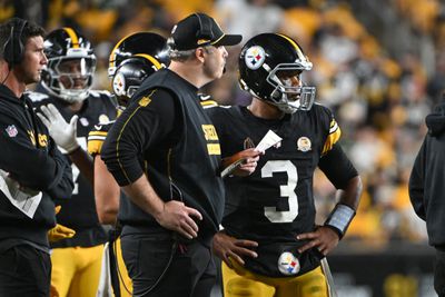 Pittsburgh Steelers offensive coordinator Arthur Smith talks with quarterback Russell Wilson (3) against the New York Jets during the fourth quarter at Acrisure Stadium. 