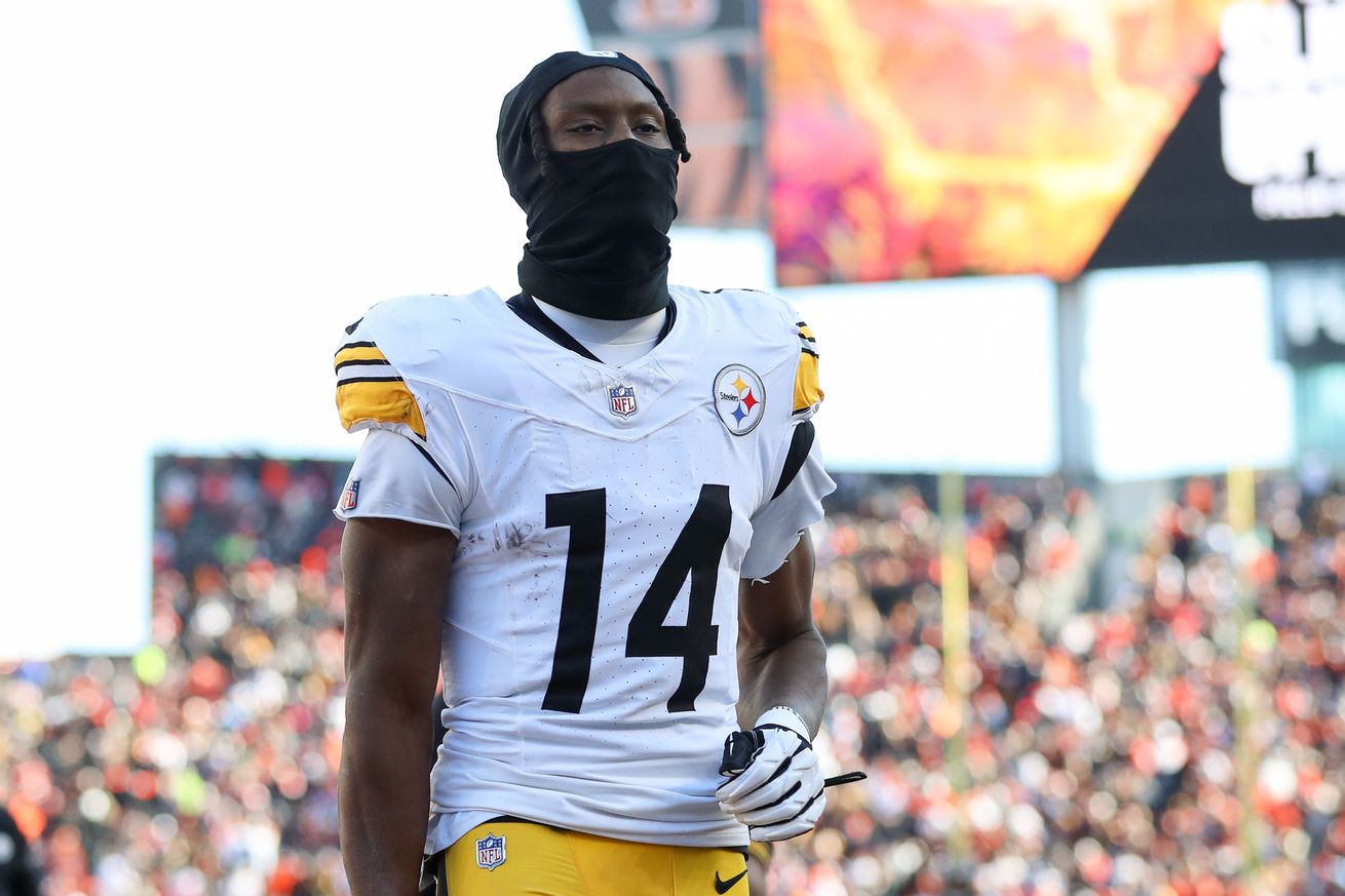 Pittsburgh Steelers wide receiver George Pickens (14) jogs off the field at halftime during the game against the Pittsburgh Steelers and the Cincinnati Bengals on December 1, 2024, at Paycor Stadium in Cincinnati, OH.