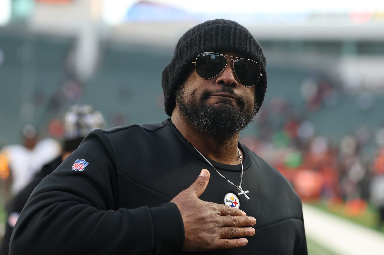 Head coach Mike Tomlin of the Pittsburgh Steelers acknowledges the fans after the game against the Cincinnati Bengals at Paycor Stadium on December 01, 2024 in Cincinnati, Ohio.