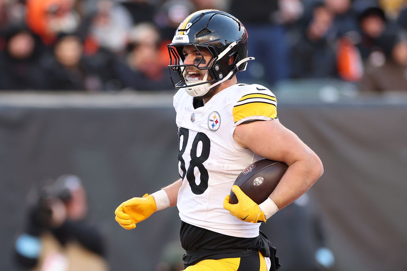 Pat Freiermuth #88 of the Pittsburgh Steelers scores a touchdown against the Cincinnati Bengals at Paycor Stadium on December 01, 2024 in Cincinnati, Ohio.