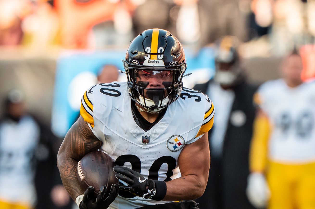 Running back Jaylen Warren #30 of the Pittsburgh Steelers runs with the ball during the second quarter of an NFL football game against the Cincinnati Bengals at Paycor Stadium on December 1, 2024 in Cincinnati, Ohio.