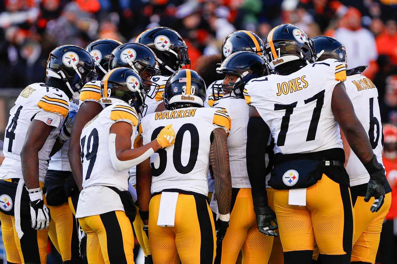 The Pittsburgh Steelers offense huddles during the game against the Pittsburgh Steelers and the Cincinnati Bengals on December 1, 2024, at Paycor Stadium in Cincinnati, OH.