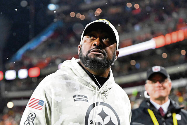 Steelers head coach Mike Tomlin walks off the field at halftime during the Nov. 21 game against the Browns in Cleveland.