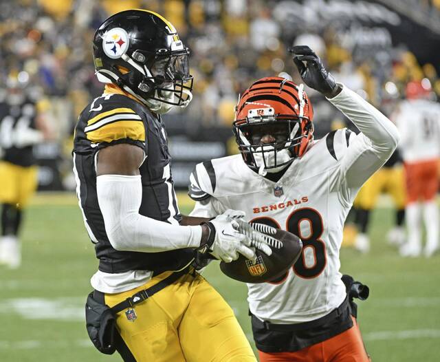 The Steelers’ George Pickens can’t hang on to a third-quarter pass with coverage from the Bengals’ DJ Ivey on Saturday at Acrisure Stadium.