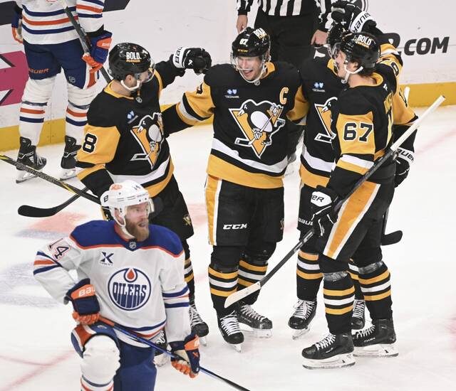 The Penguins celebrate Sidney Crosby’s goal against the Oilers in the second period Thursday.