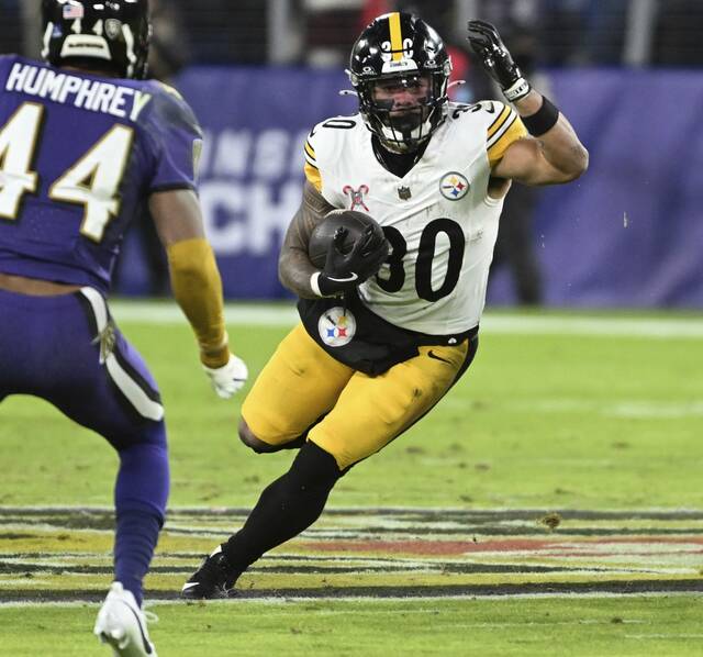 The Steelers’ Jaylen Warren plays against the Ravens on Dec. 21, 2024 at M&T Bank Stadium.