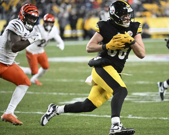 The Steelers’ Pat Freiermuth pulls in a second quarter pass against the Bengals on Jan. 4, 2025 at Acrisure Stadium.